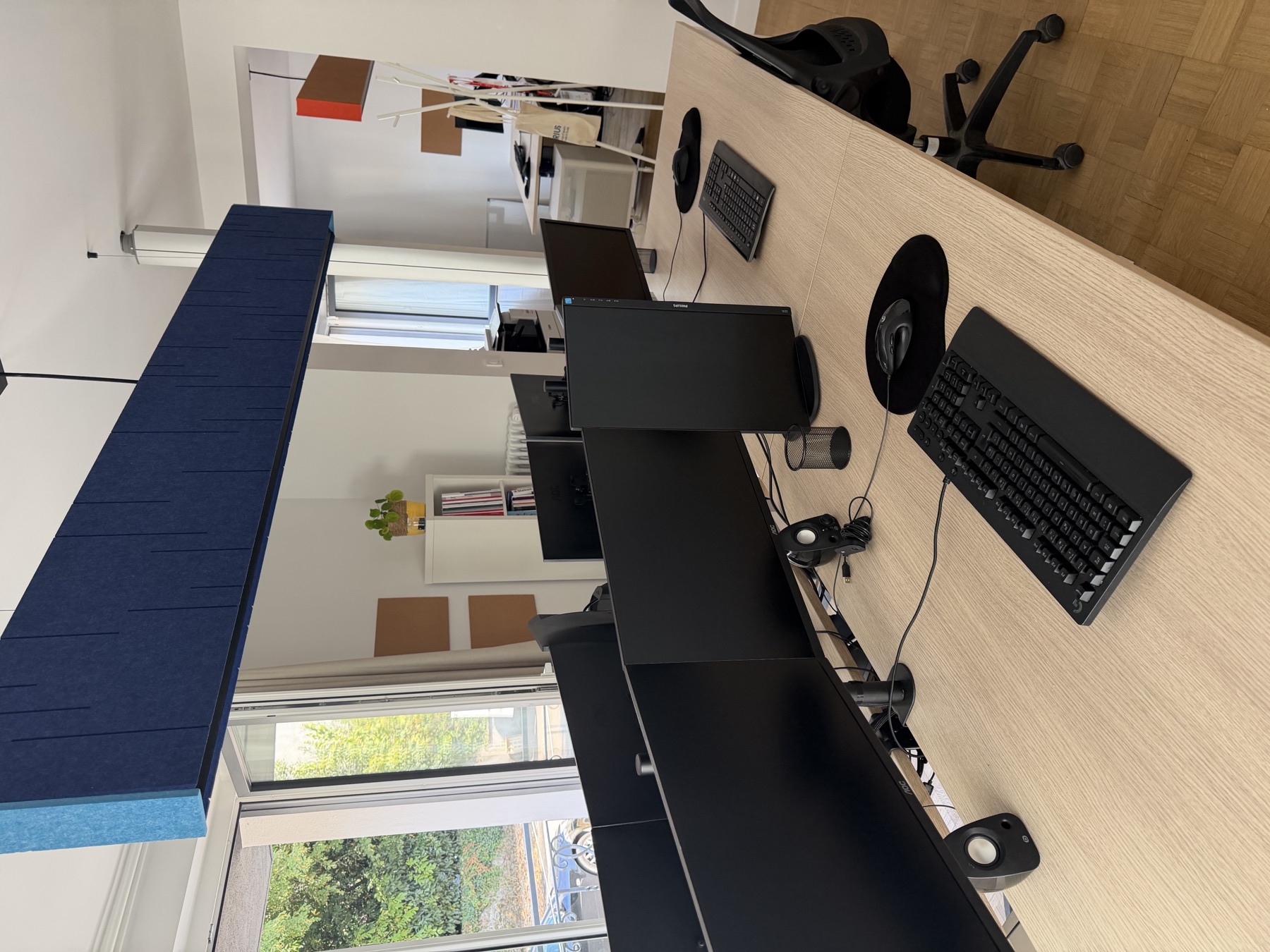 Installation open space avec plusieurs postes informatiques