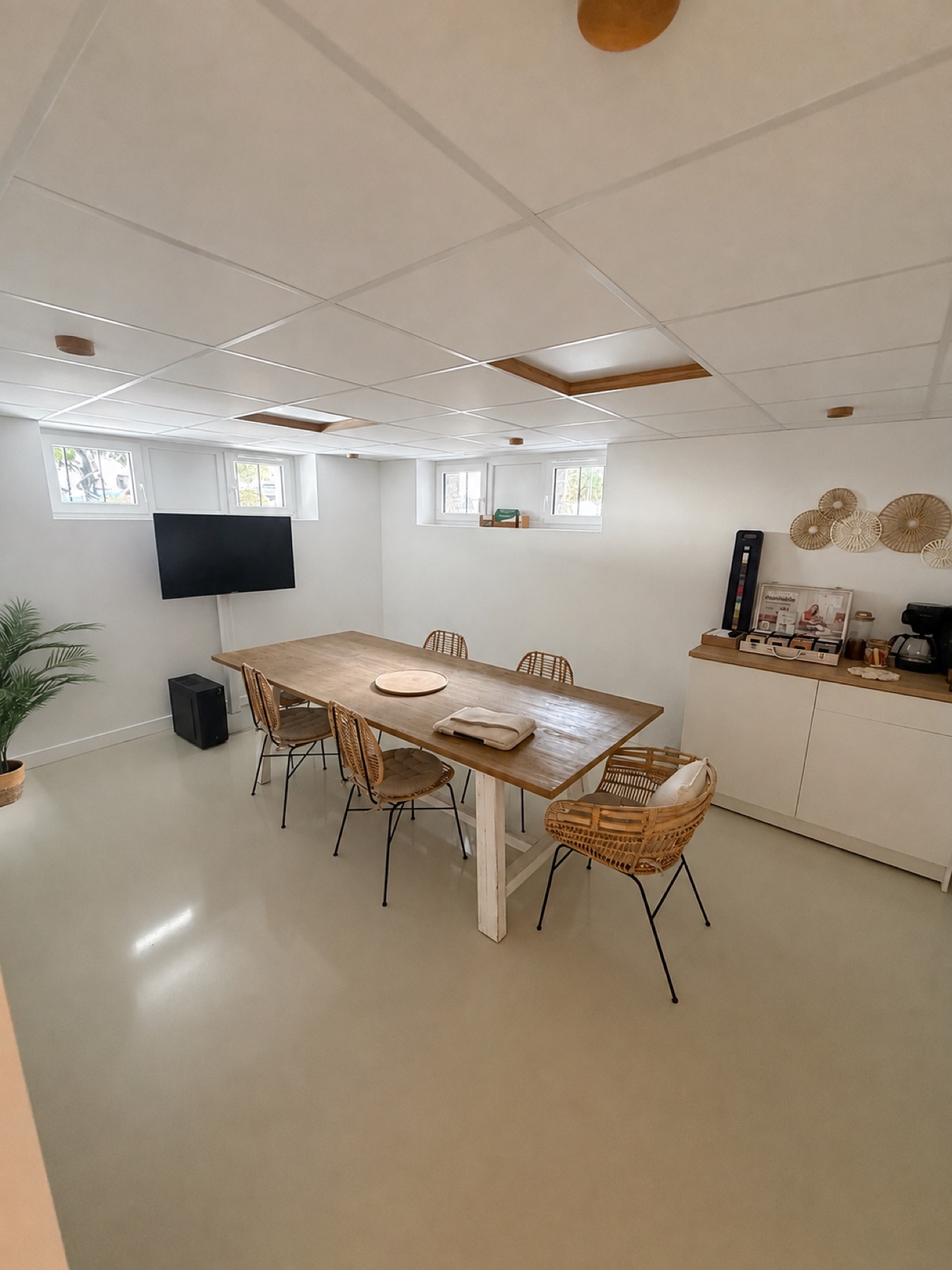 Salle de réunion connectée avec écran et table de réunion