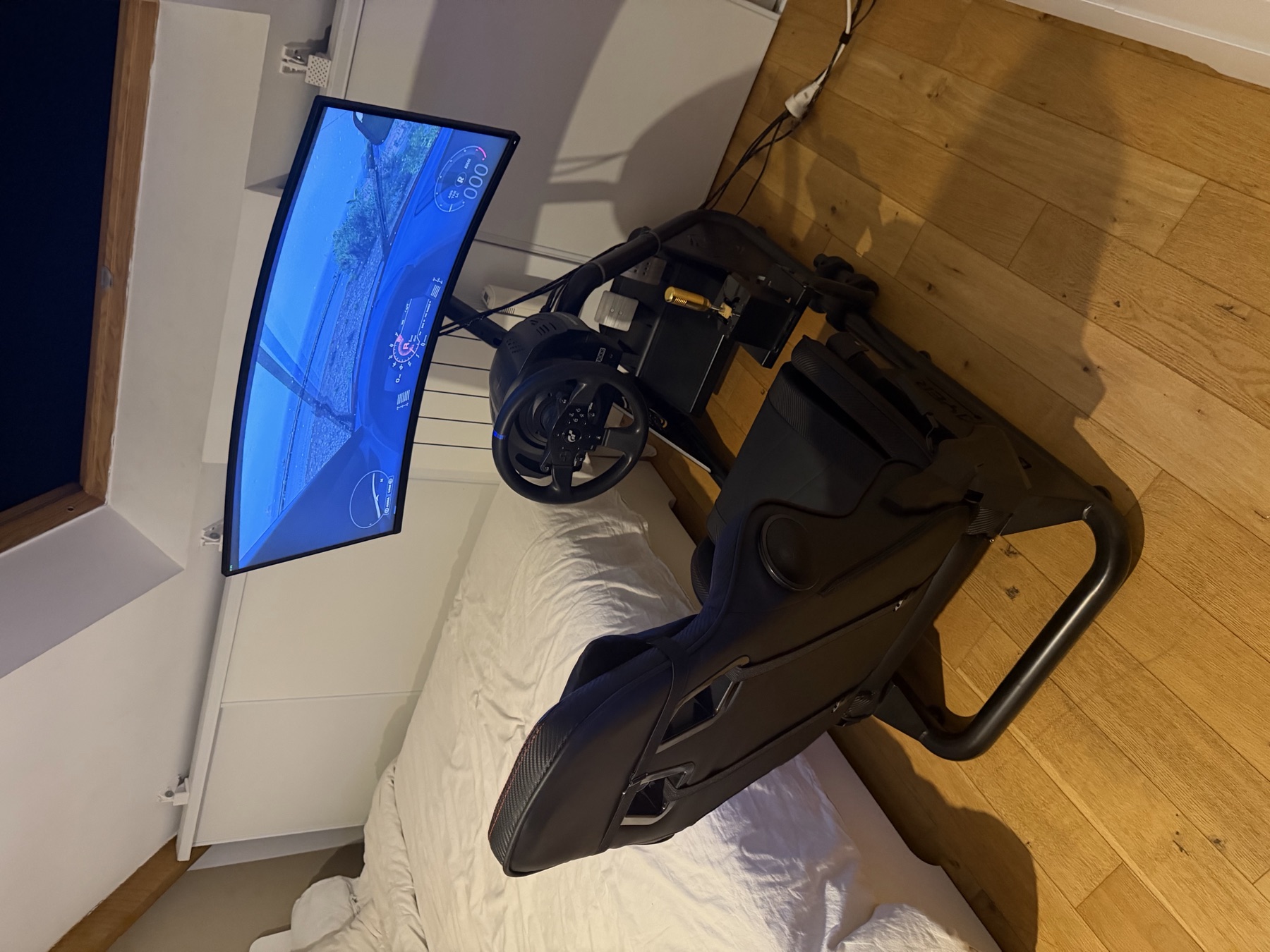 Setup de simracing avec écran incurvé et cockpit